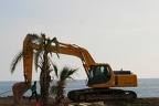 Ehitustegevus Türgi moodi: ekskavaator palmide all